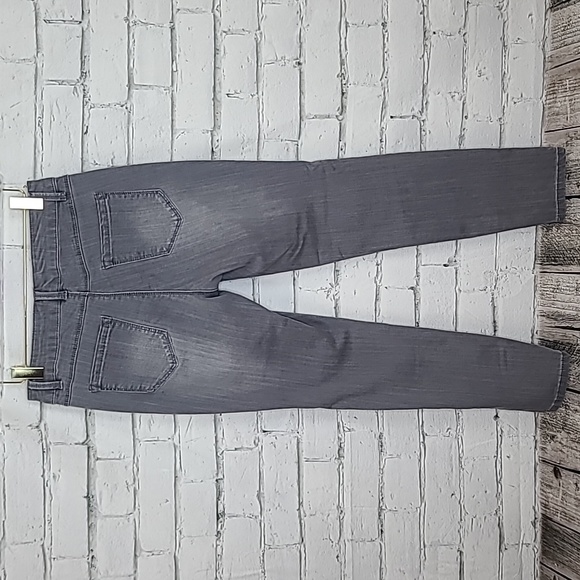 Artisan NY Embroidered Flower High-Rise Skinny Crop Ankle Jeans in Gray & Pink - Picture 7 of 17